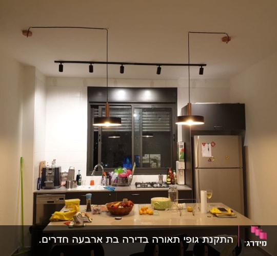 תאורה תלויה במטבח עם חוטי חשמל גלויים